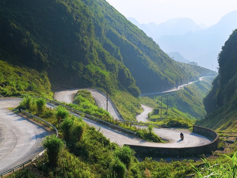 Top 10 most beautiful roads in Vietnam for motorbike riders 3