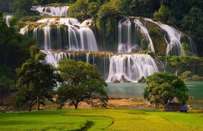 admire the beauty of ban gioc waterfall