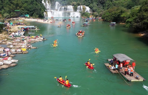 interesting activities at ban gioc waterfall cao bang