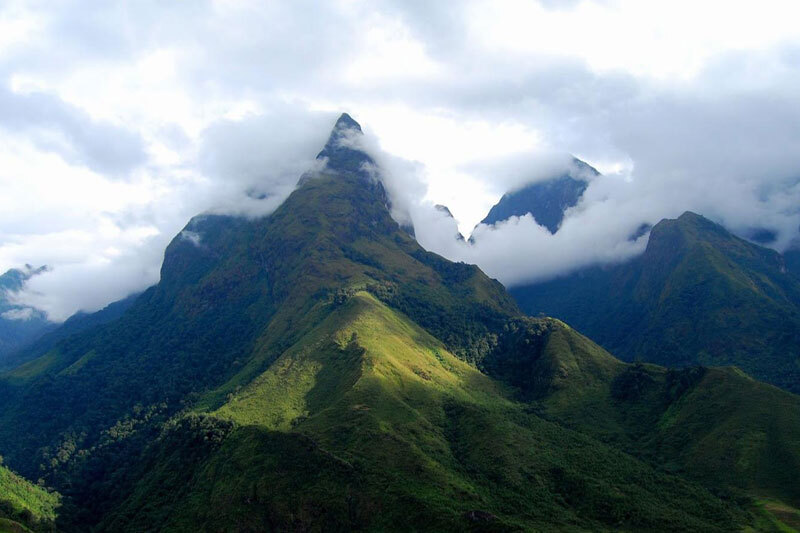 cloud hunting on tay con linh peak