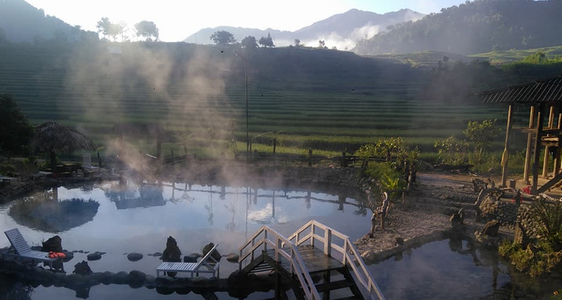 soak in a hot spring